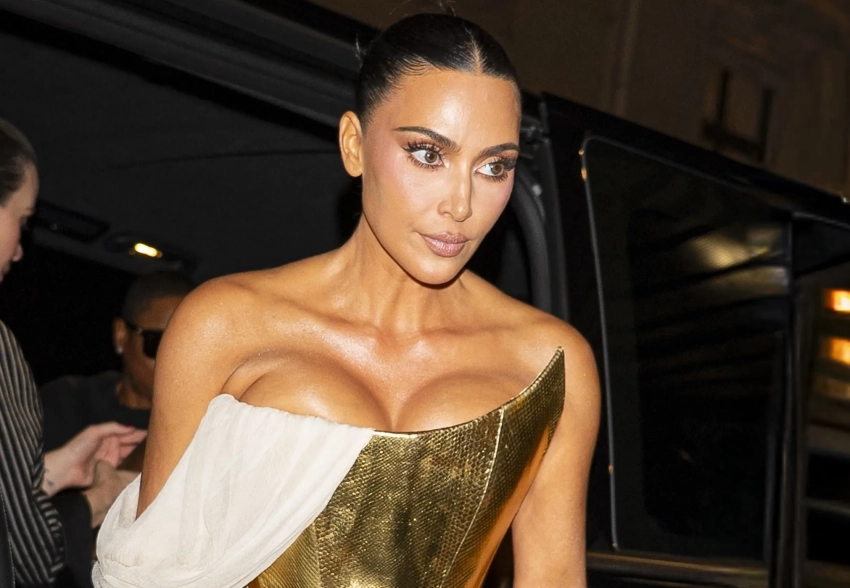 Ким Кардашьян отметила 45-летие в золотом корсете в Париже