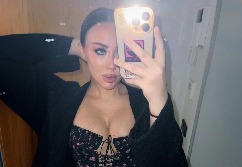 19-летняя внучка Александра Маслякова снялась в топе с глубоким декольте