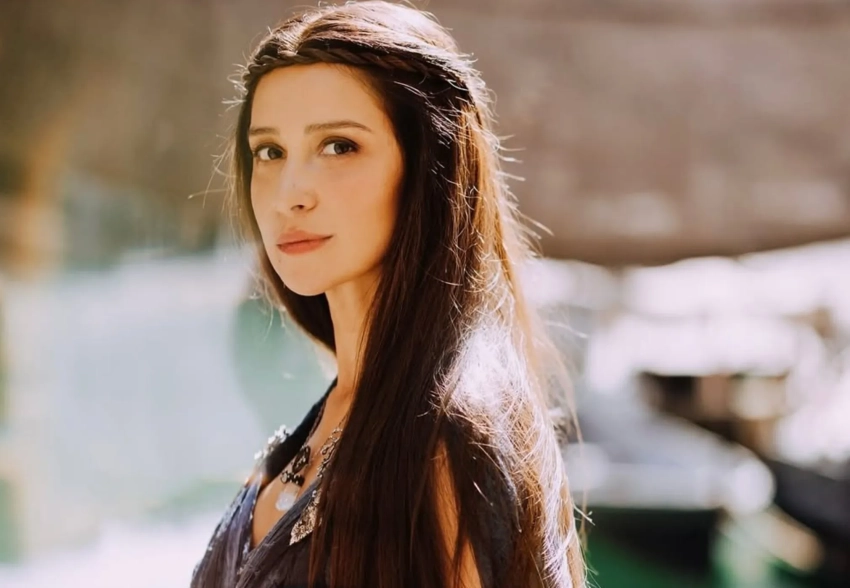 "Неземная красота". В сети обсуждают новые фото Равшаны Курковой со съёмок сериала "Трудно быть богом"