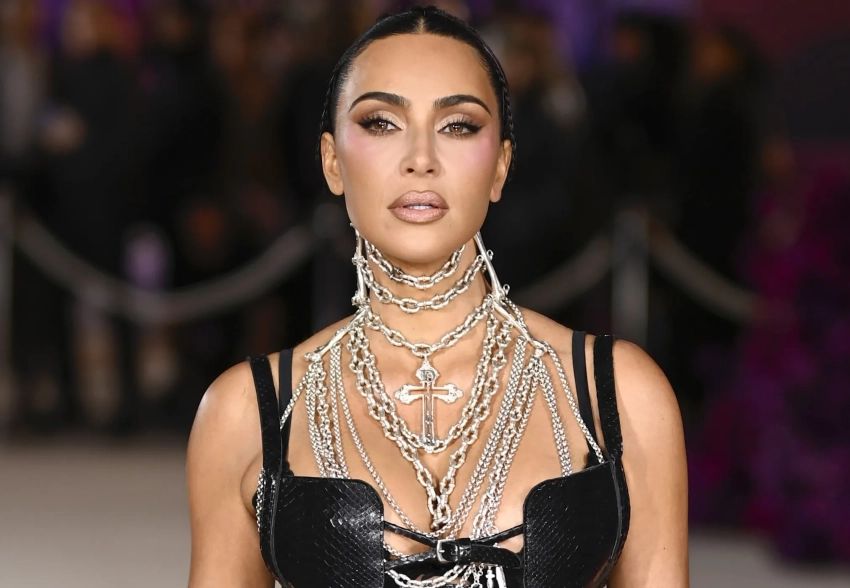 Ким Кардашьян повторила "готический" образ Наоми Кэмпбелл на премьере в Лондоне