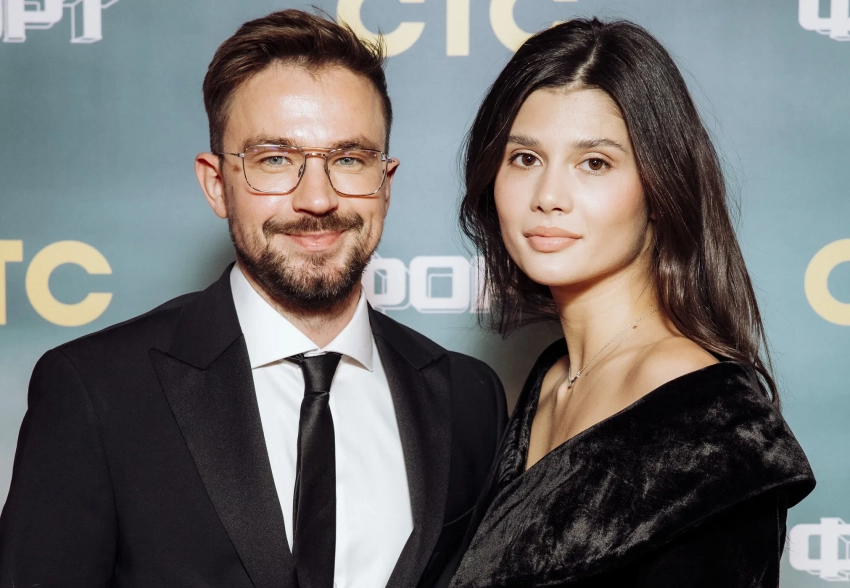 Александр Петров с женой, Юлия Барановская с дочерью и Виктория Лопырёва на премьере шоу "Форт. Возвращение легенды"