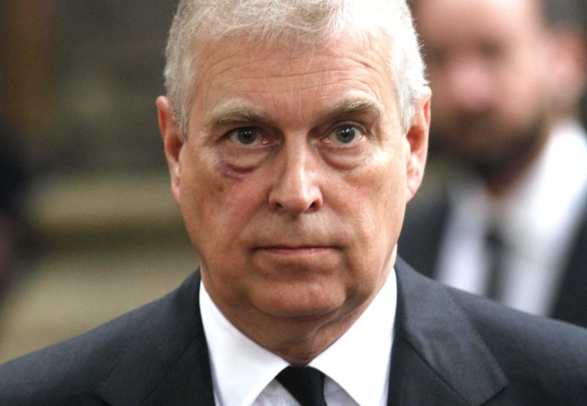 "Целая команда поставляла ему блондинок и балерин". Вышли скандальные мемуары о принце Эндрю, который дружил с миллиардером-педофилом Джеффри Эпштейном