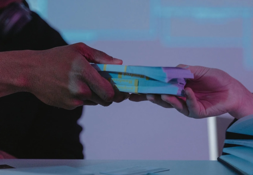 В сети вирусится новая теория заговора: звёзды зарабатывают на "взломах" своих аккаунтов