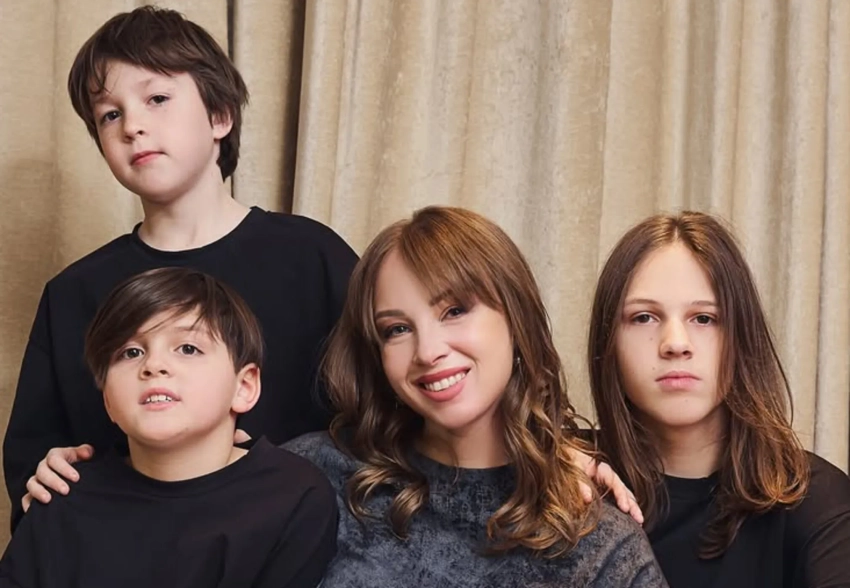 "Мы делаем всё, чтобы они не переживали". Полина Диброва рассказала о том, как их с Дмитрием дети справляются с разводом родителей