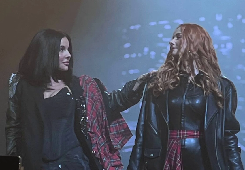 Держались за руки спустя 15 лет: группа t.A.T.u. дала первый концерт после воссоединения