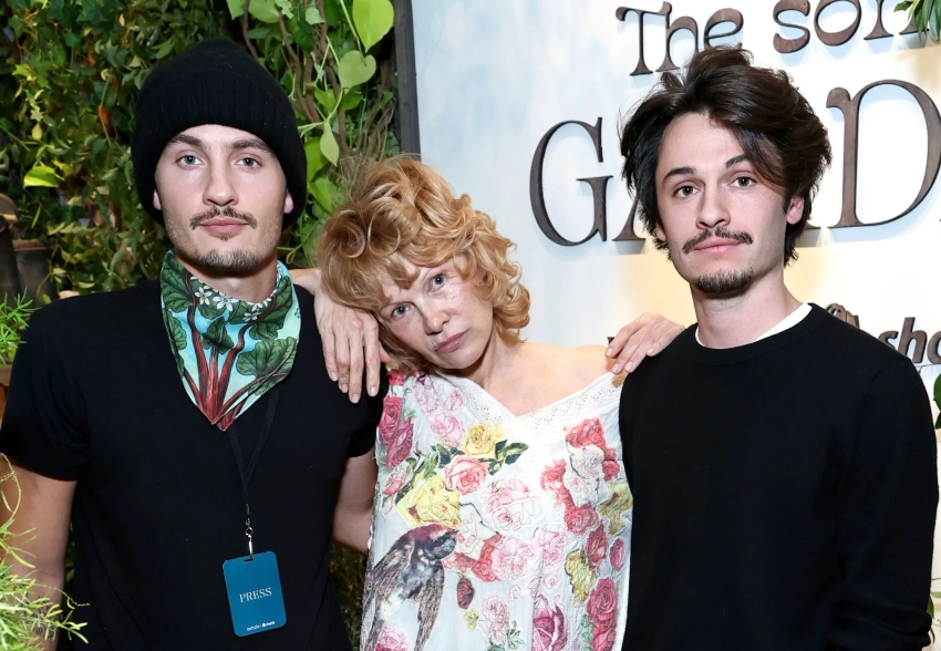 Памела Андерсон вышла в свет с сыновьями от Томми Ли