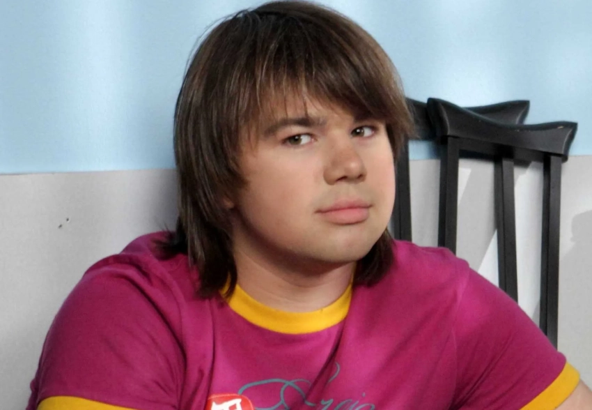 "Бегал за ней с шампуром и пытался убить". Звезду "Папиных дочек" Михаила Казакова обвинили в домашнем насилии и попытке убить жену