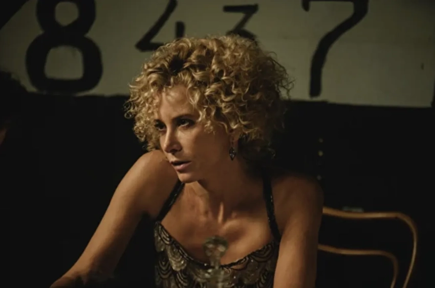 "Если бы не масштаб, не уровень Андрея Сергеевича, скольких бы я могла прожевать и выплюнуть": Юлия Высоцкая о 30 годах брака со своим главным режиссером