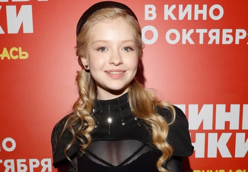 "Зачем так одевать ребёнка?". В сети обсуждают откровенный наряд 13-летней актрисы Евы Смирновой