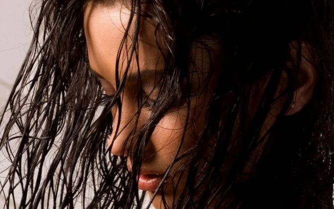 Простуда и спазм сосудов: безобидный ритуал перед сном губит ваши волосы и здоровье