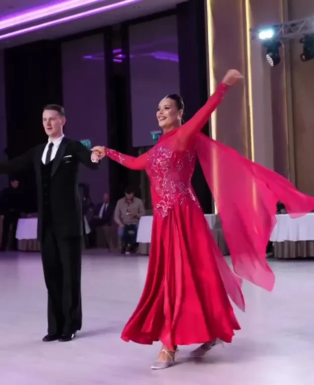 47-летняя Оксана Фёдорова вышла на паркет турнира по бальным танцам