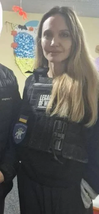 Анджелина Джоли посетила Херсон, а её охранника задержали на блокпосту