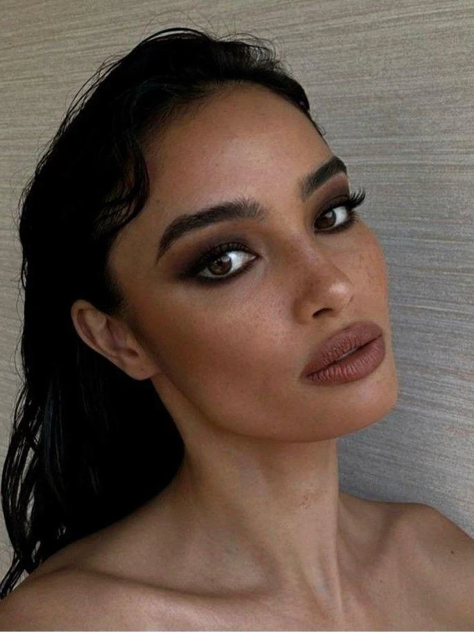 Как выглядит макияж «теплый бархат»: роковой взгляд, нежная стрелка и матовая основа