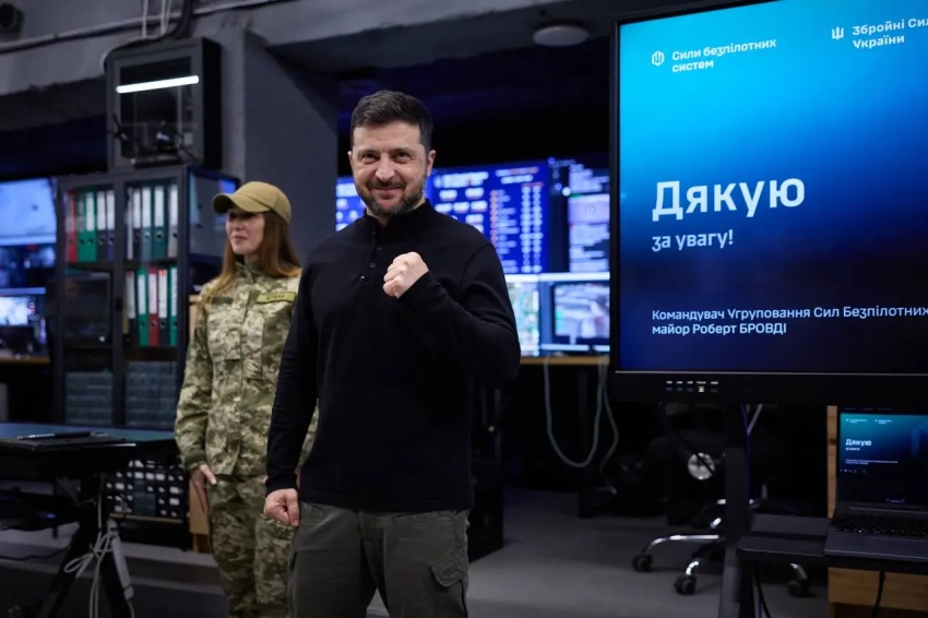 Зеленский отправился в Покровск, устроив шоу с награждением в Доброполье