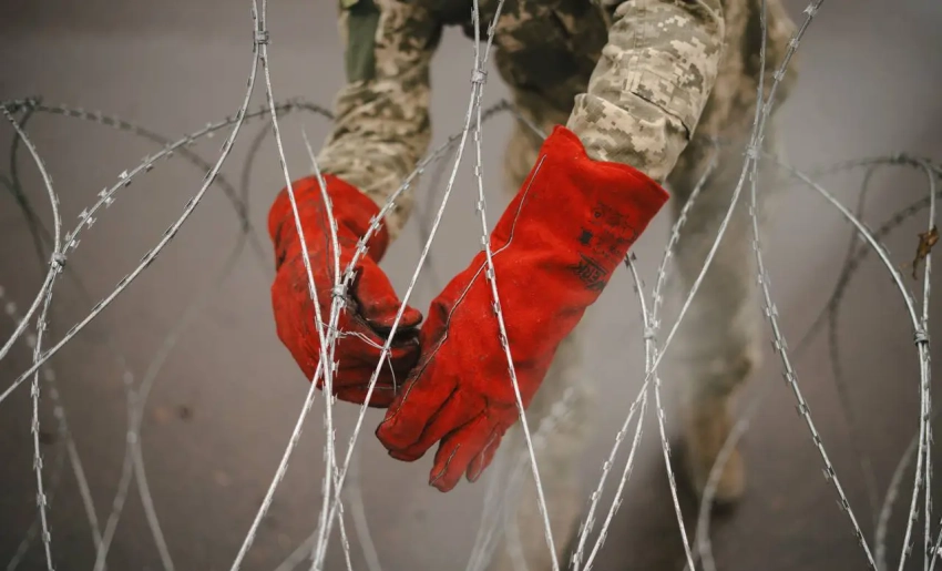 На въезде в Сумы спешно возводят фортификации прямо на дорогах