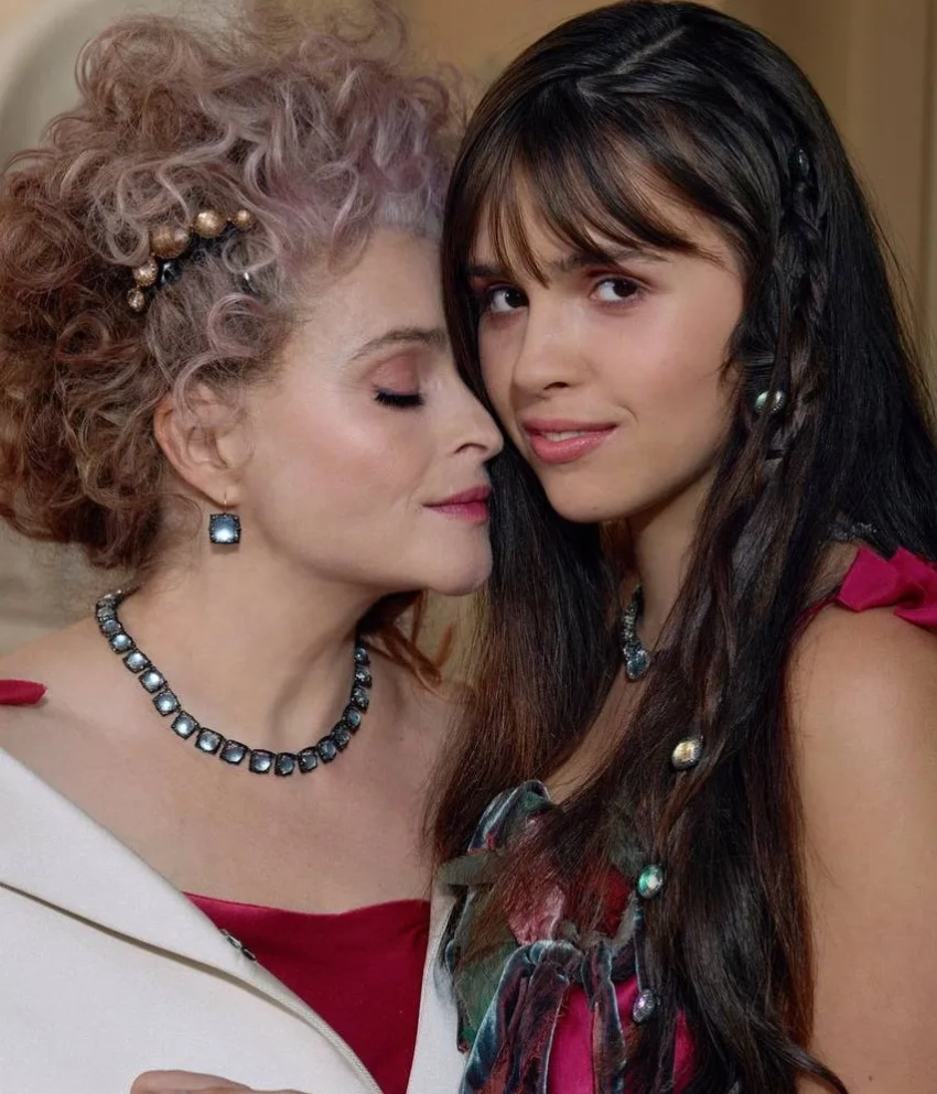 17-летняя дочь Хелены Бонем Картер и Тима Бёртона дебютировала в качестве модели