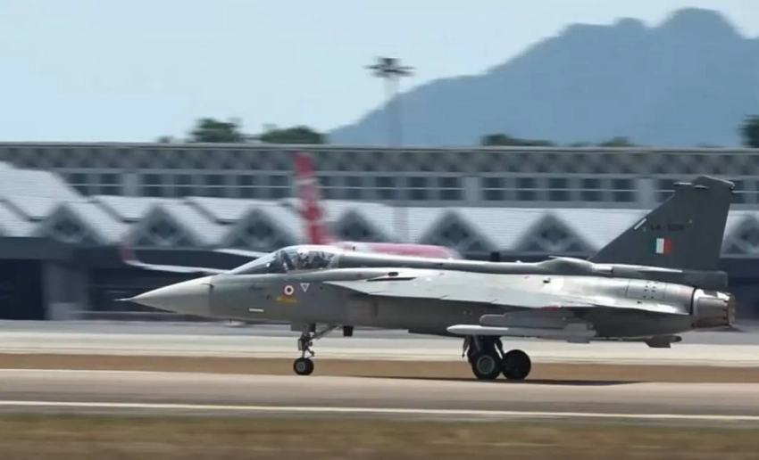 Индийский истребитель HAL LCA Tejas разбился в ходе авиашоу Dubai Airshow-2025