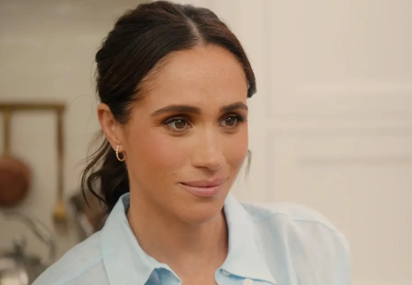 "Просто забрала платье без спроса". Меган Маркл обвинили в том, что она "ворует" люксовые вещи после съёмок в фотосессиях