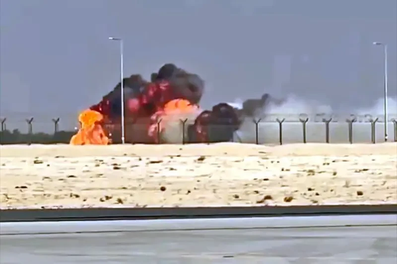 Недолго музыка играла, недолго в небе он сверкал