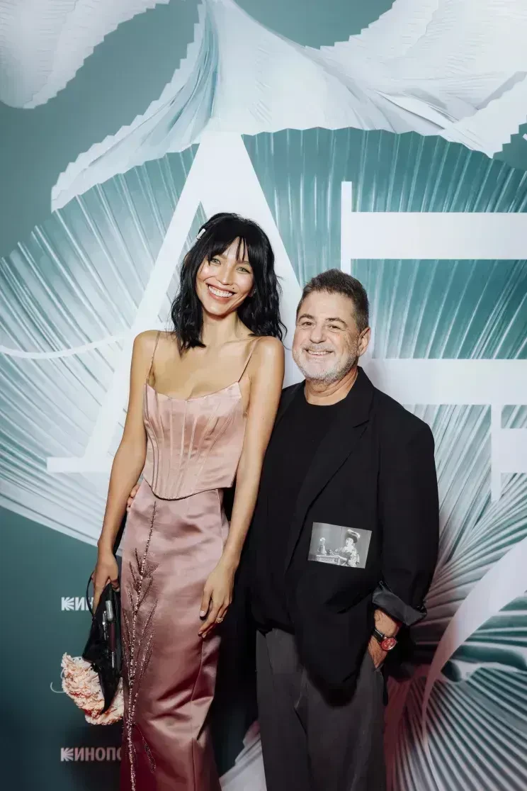 Жена Александра Цекало снялась топлес в колготках