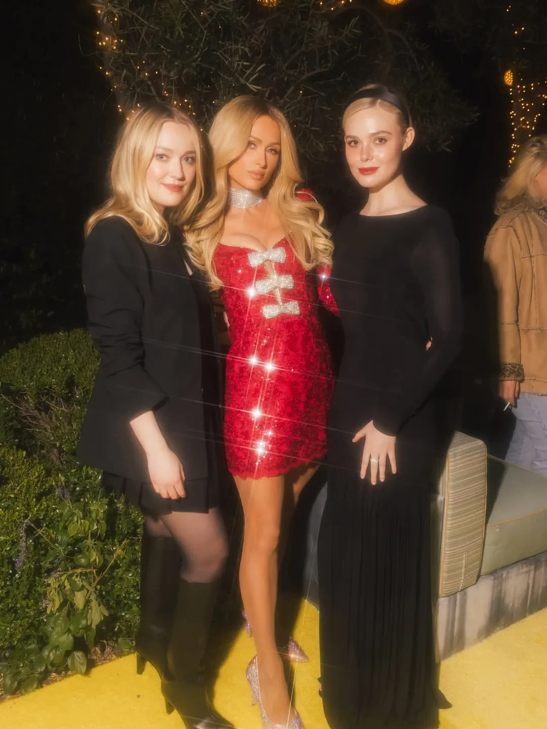 Кристен Стюарт, Ким Кардашьян (с декольте), Эмма Робертс и Пэрис Хилтон на рождественской вечеринке в Лос-Анджелесе