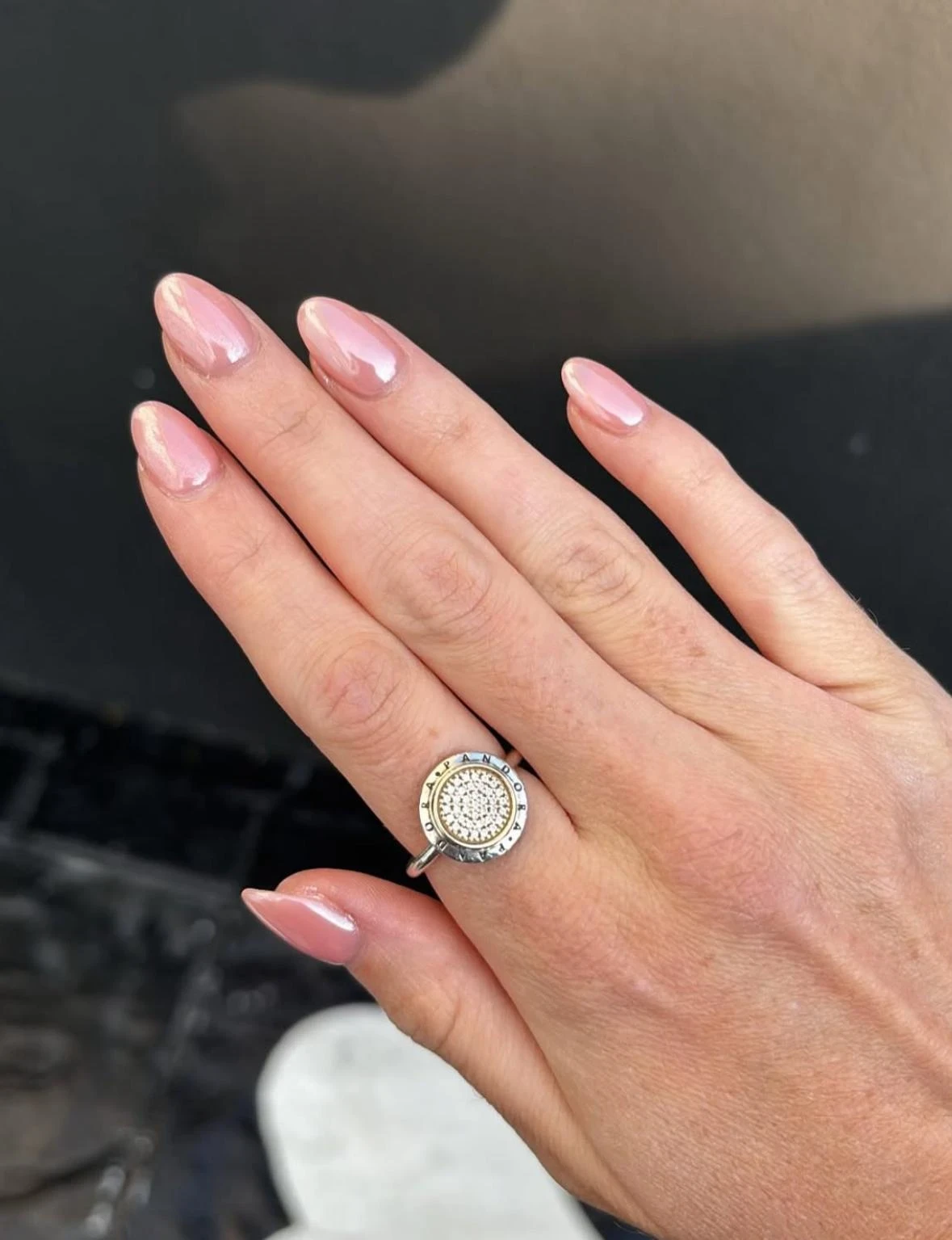 Ощущение «дорогой простоты»: тренд маникюра «клубничное молоко», который полюбили богатые женщины