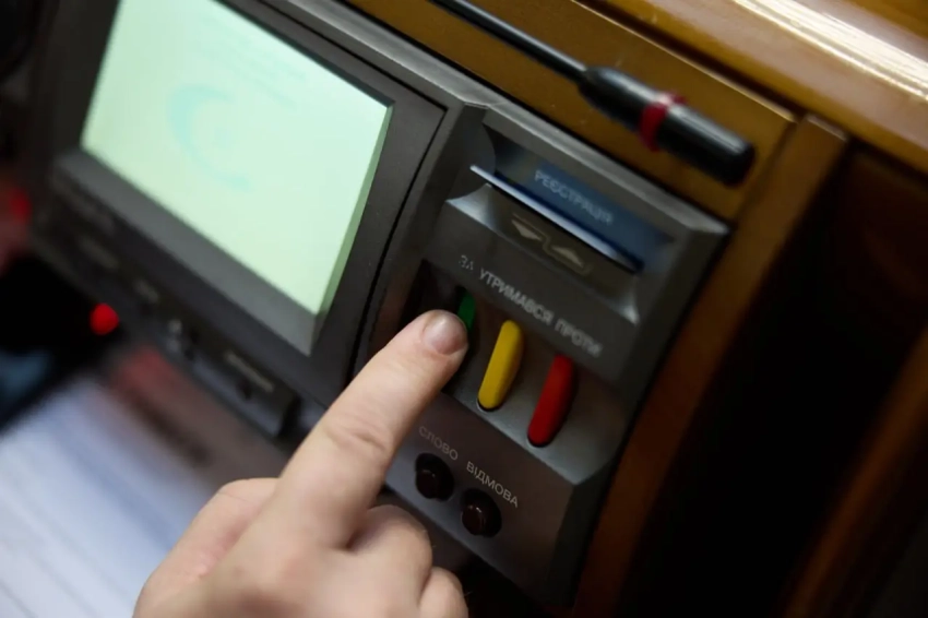 Нардепы ВРУ в рамках принятого бюджета-2026 увеличили себе разовые выплаты