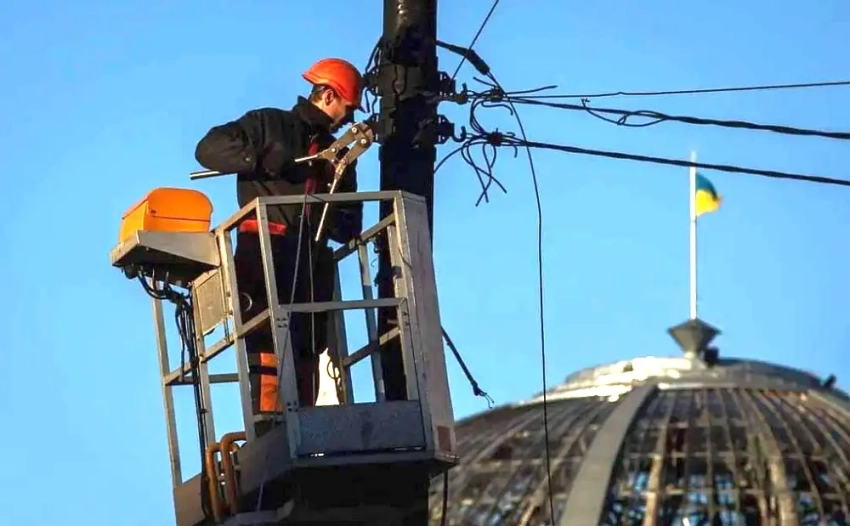 В Днепропетровске люди напали на электриков за попытку отключить им свет