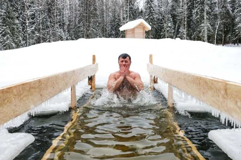 Осознанный подход: все, что нужно знать о купании в проруби на Крещение