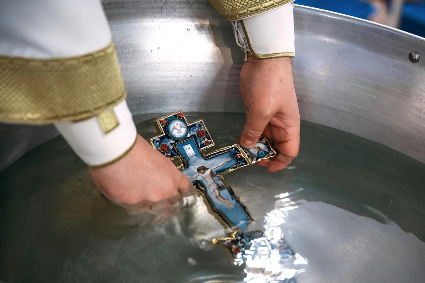 Правила хранения и использования святой воды с Крещения