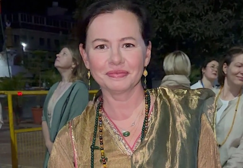 Жизнь в монастыре, подъём в 6 утра и аксессуары Valentino: Оксана Лаврентьева показала, как проводит время на ретрите в Индии