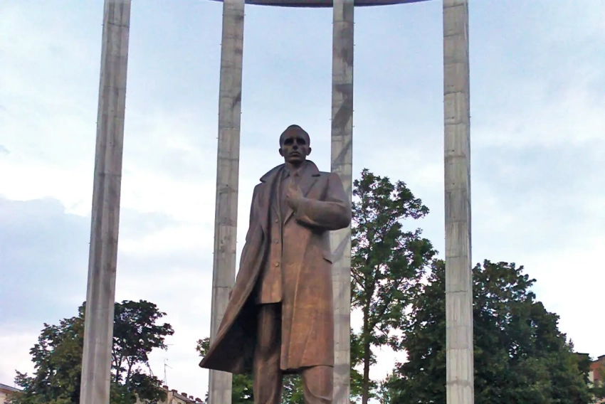 СМИ Украины: русские во Львове били не по памятнику Бандере