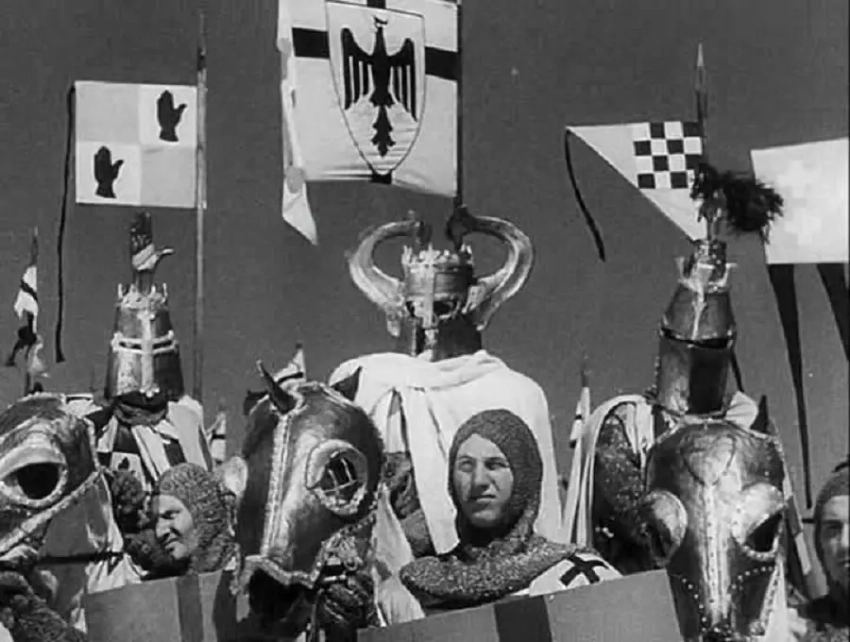 И рога, и серпы, и секиры! Нашлемные украшения рыцарей Западной Европы