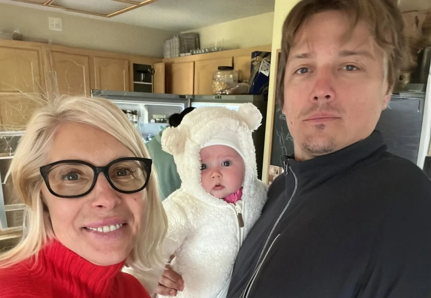 "Мы с ней одной крови". 63-летняя Алёна Свиридова впервые стала бабушкой и показала внучку