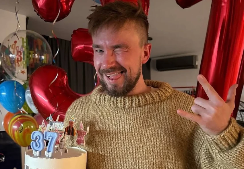 Александр Петров отметил день рождения с женой Викторией и сыном