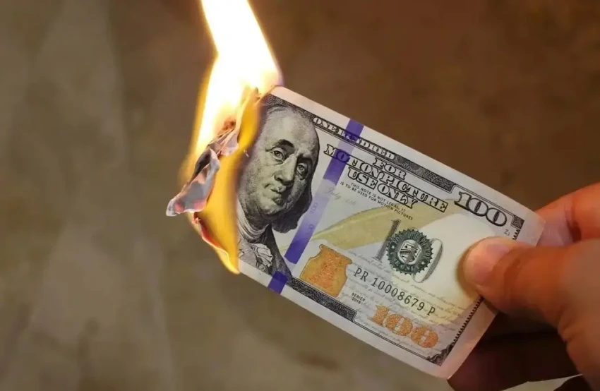 Американские трейдеры всё чаще делают ставки на рекордное падение доллара