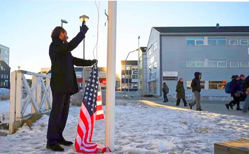 Мэр Нуука раскритиковала комика из ФРГ за попытку поднять флаг США в Гренландии