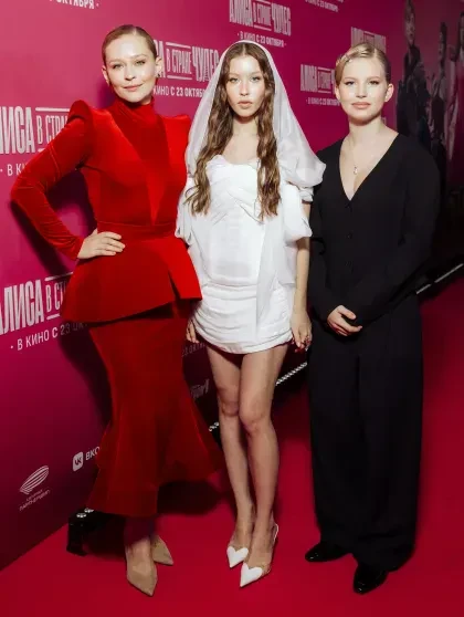 "Стала ещё больше похожа на маму". 16-летняя Анна Пересильд сменила имидж и сравнила себя с матерью Юлией Пересильд