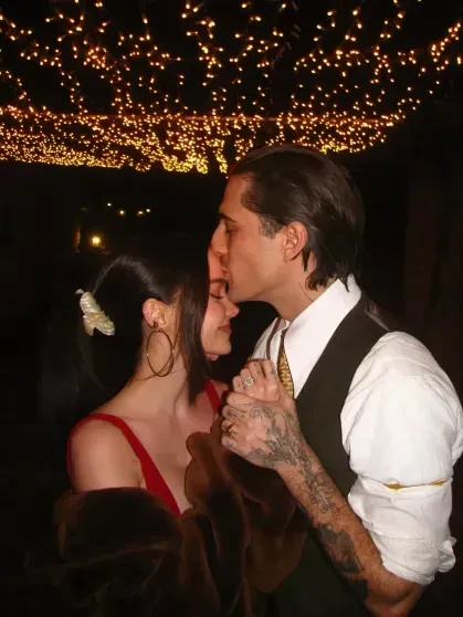 Фронтмен Måneskin Дамиано Давид с возлюбленной (в "платье невесты") вышли в свет после помолвки