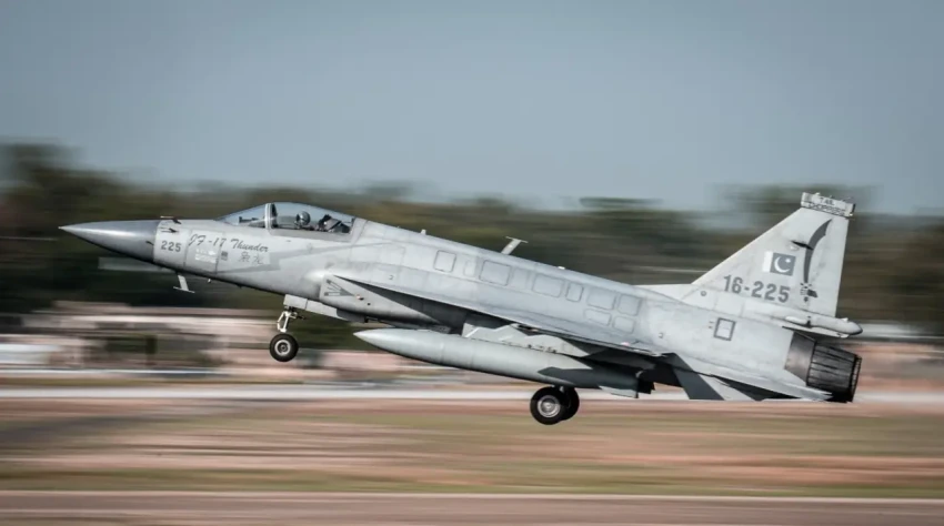 «Надвигается гром»: JF-17 уверенно обходит западные истребители по цене