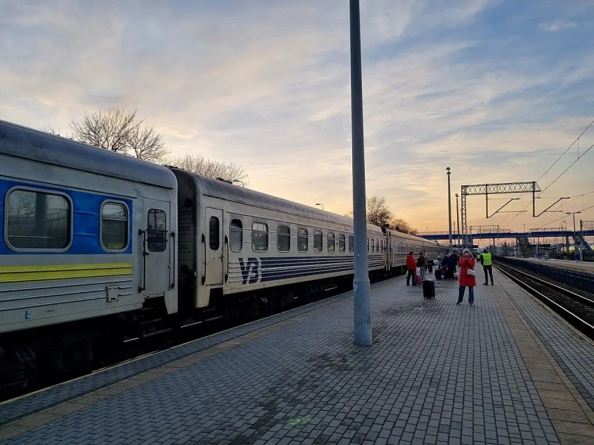 Между Запорожьем и Днепропетровском прекращено движение поездов