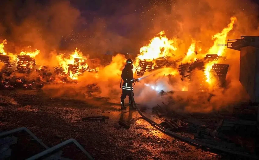 После ударов БПЛА на промпредприятии в Одессе начался мощный пожар