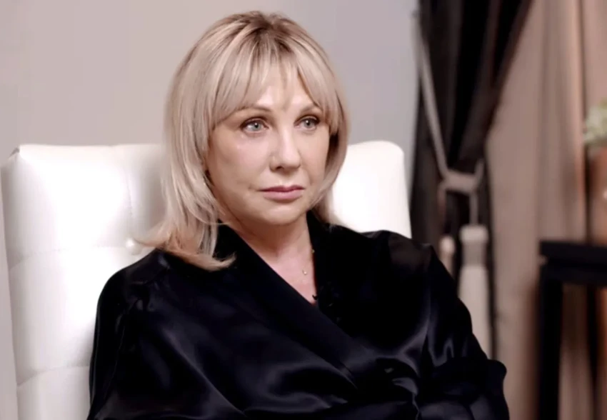 "Я не скрываю пластику". Елена Яковлева в редком интервью рассказала о секс-сценах в "Интердевочке", пластических операциях и тату сына