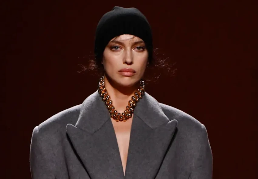 Неделя моды в Милане: Ирина Шейк вышла на подиум в пальто на "голое тело"