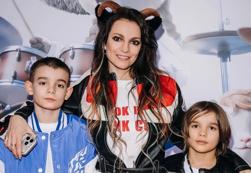 Люся Чеботина, группа "Корни", Светлана Светикова и Алёна Ахмадуллина посетили премьеру в Москве