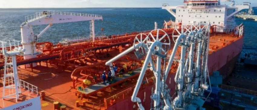 Атакованный БПЛА крупнейший нефтяной порт на Балтике возобновил погрузку