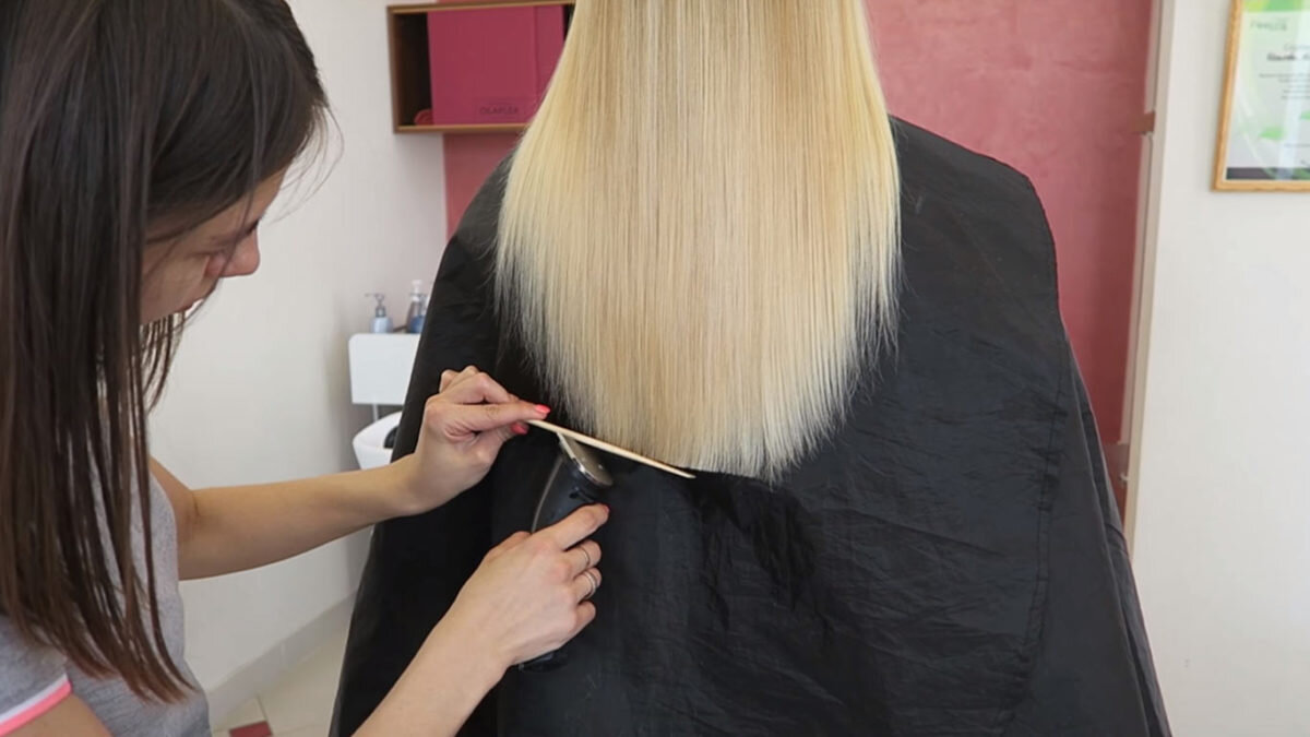 Подрезать ровно волосы. Стрижка кончиков волос. Овальный срез волос. Подравнивание волос машинкой. Стрижка подравнивание одним срезом.